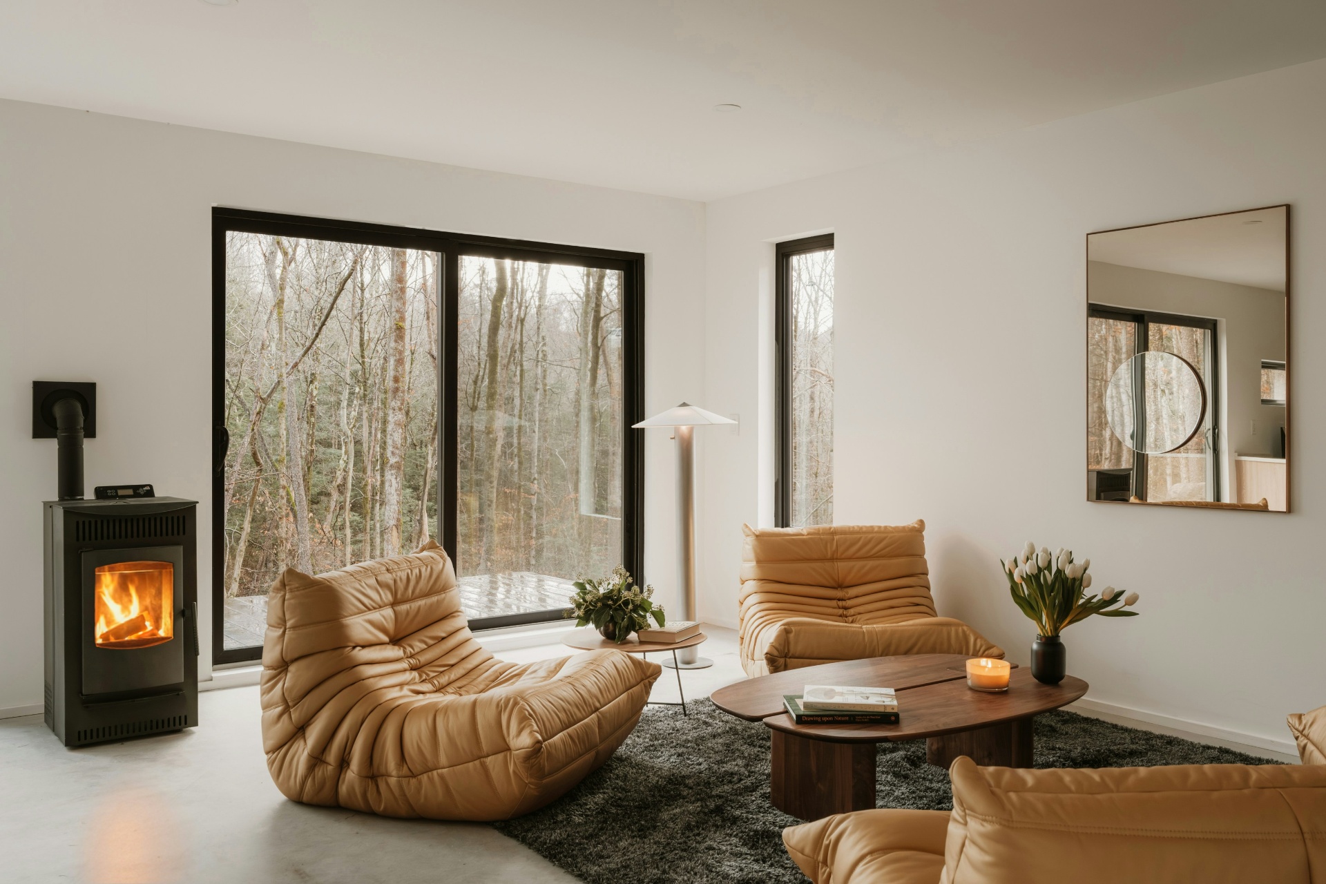 Salón residencial con acabados finos y luz natural